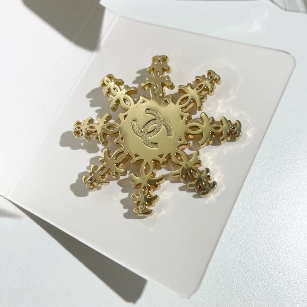 Chanel beauty gift brooch 2024 Christmas